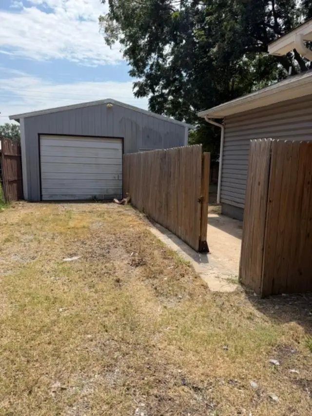 605 N Burgess Street, Holdenville, OK 74848 - #3