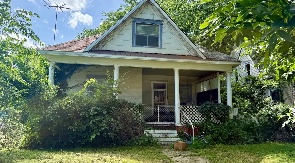 323 S Quapaw Avenue, Bartlesville, OK 74003 - #1