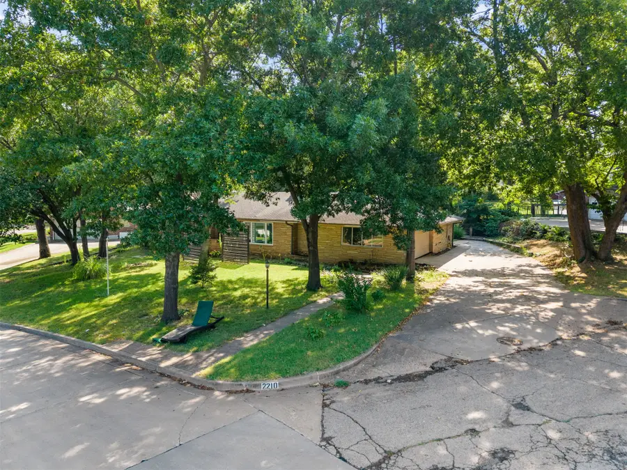 2210 Skyline Drive, Bartlesville, OK 74006 - #2