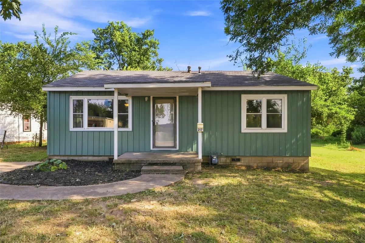 217 W 2nd Avenue, Bristow, OK 74010 - #1