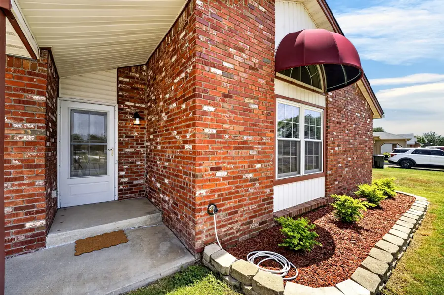 8221 N 122nd East Avenue, Owasso, OK 74055 - #2