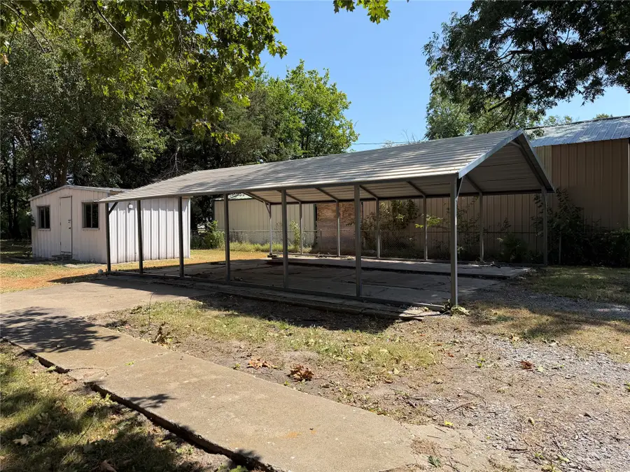 911 S Mcquarrie Avenue, Wagoner, OK 74467 - #3