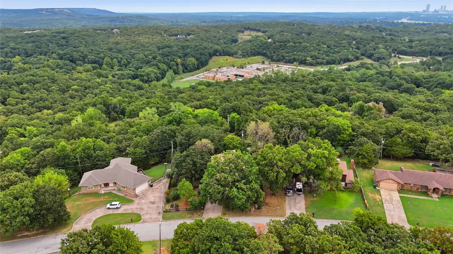 219 N Oak Ridge Drive, Sand Springs, OK 74063 - #2