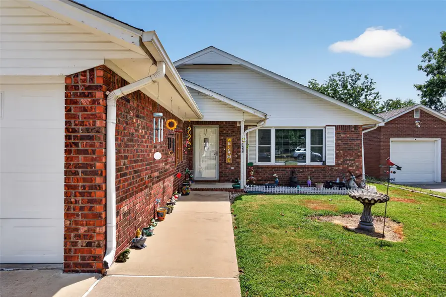 105 S Rowe Street, Pryor, OK 74361 - #2