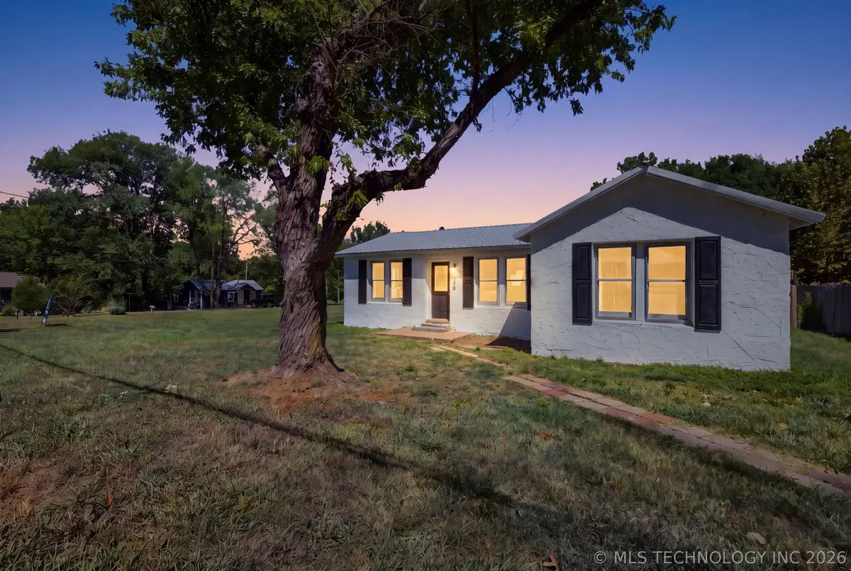 329 W Oak Street, Coweta, OK 74429 - #1