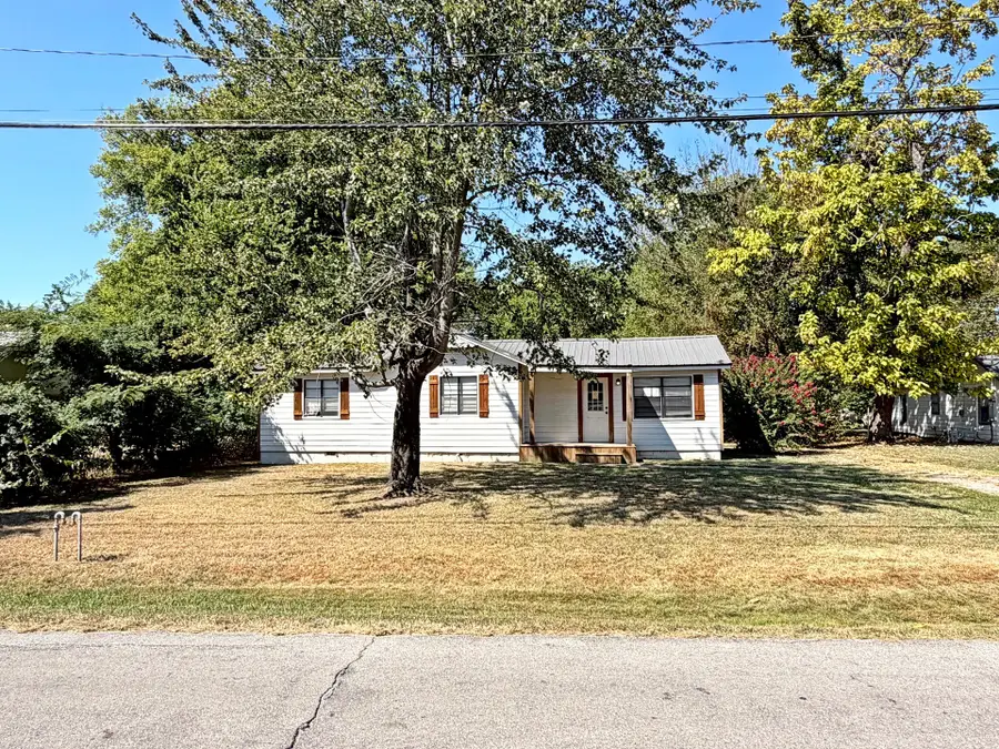 610 S State Street, Wagoner, OK 74467 - #2