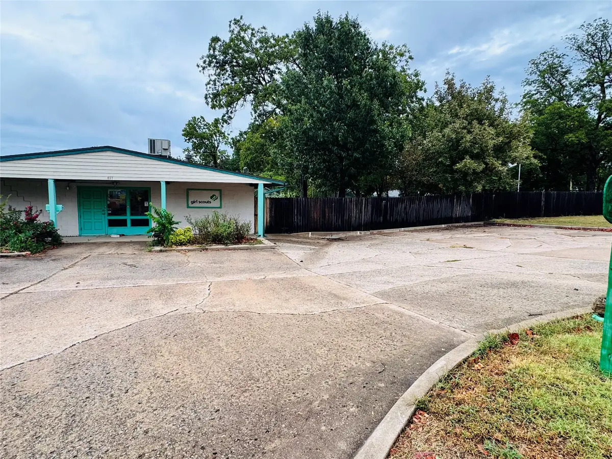 811 Grand Avenue E, Ponca City, OK 74601 - #1