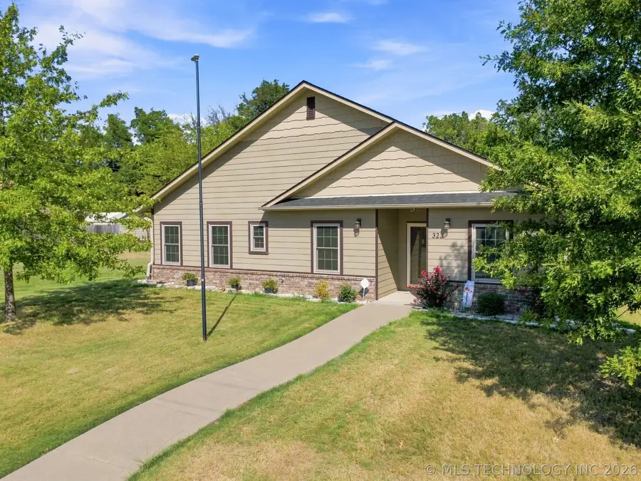 323 S B Street, Skiatook, OK 74070 - #2