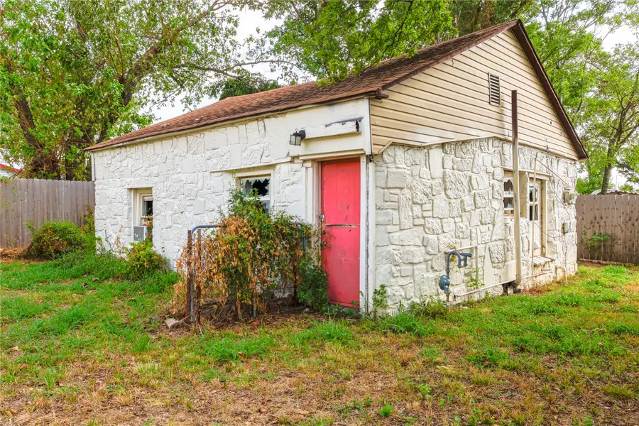 305 Chickasaw Avenue #1/2, Claremore, OK 74017 - #2