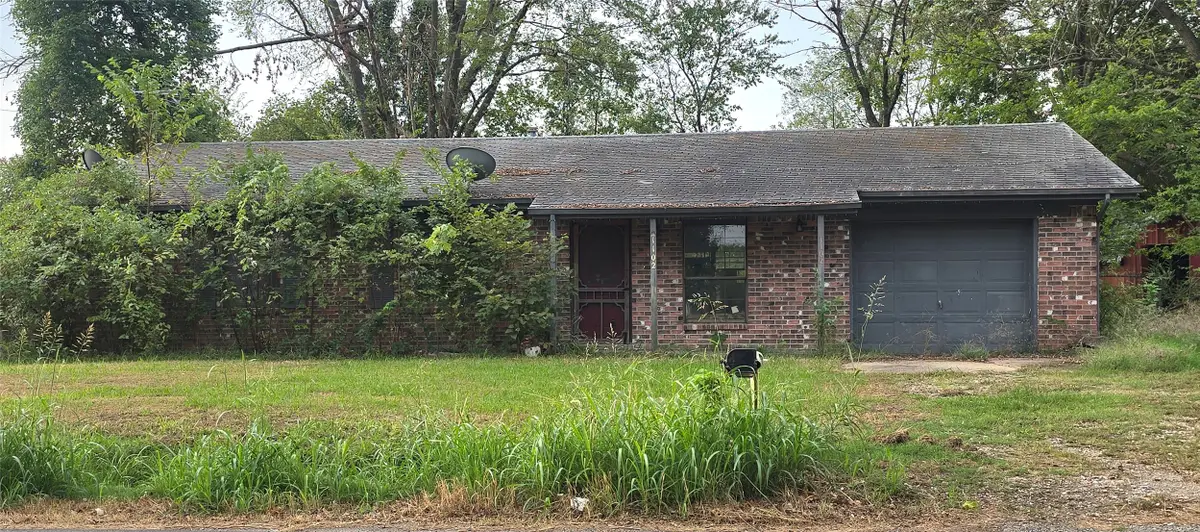 1102 E Fairview Avenue, Nowata, OK 74048 - #1
