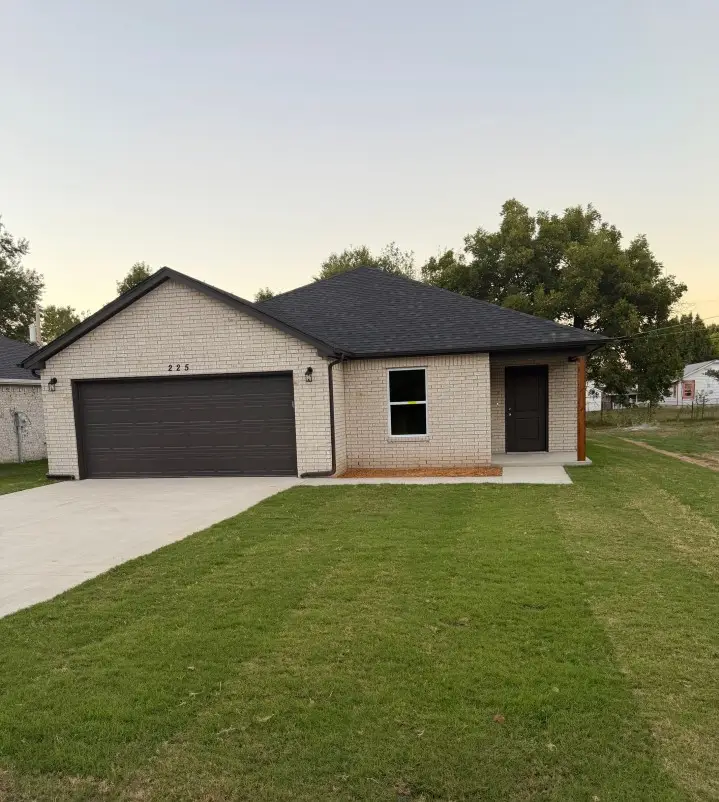 225 E Ross Avenue, Sapulpa, OK 74066 - #1