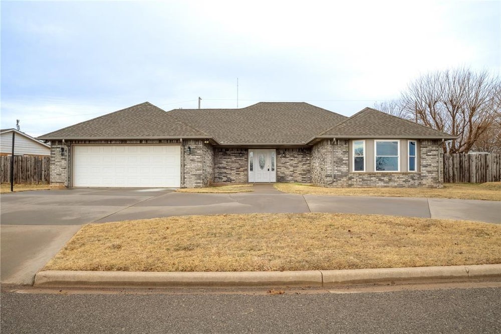 111 Hunter Hill Drive, Elk City, OK 73644 BHGRE