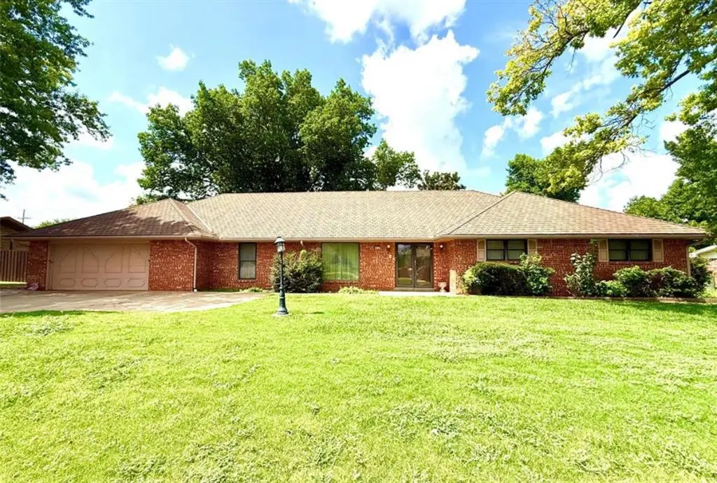 212 Meadowdale Drive, Chickasha, OK 73018 - Image #1