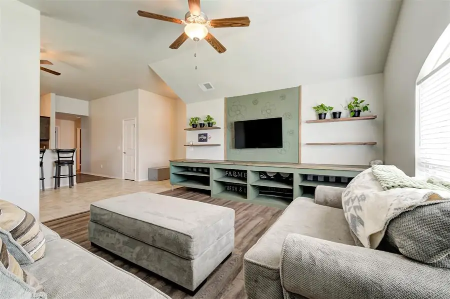 1109 Hickory Creek Drive, Yukon, OK 73099 - Image #2