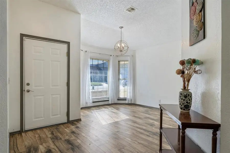 10201 Cecilia Drive, Oklahoma City, OK 73162 - Image #3