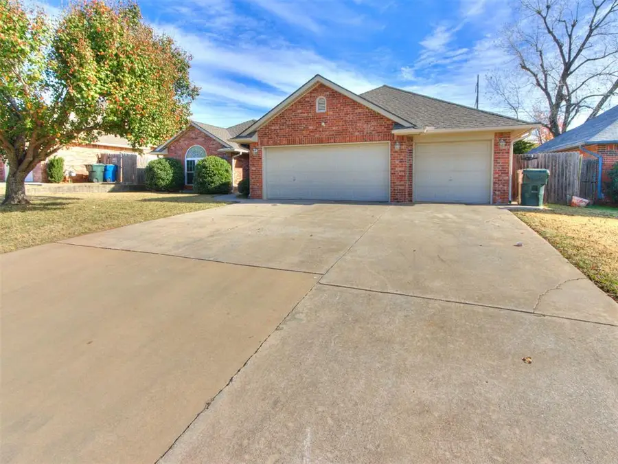 681 Crescent Circle, Midwest City, OK 73110 - Image #2