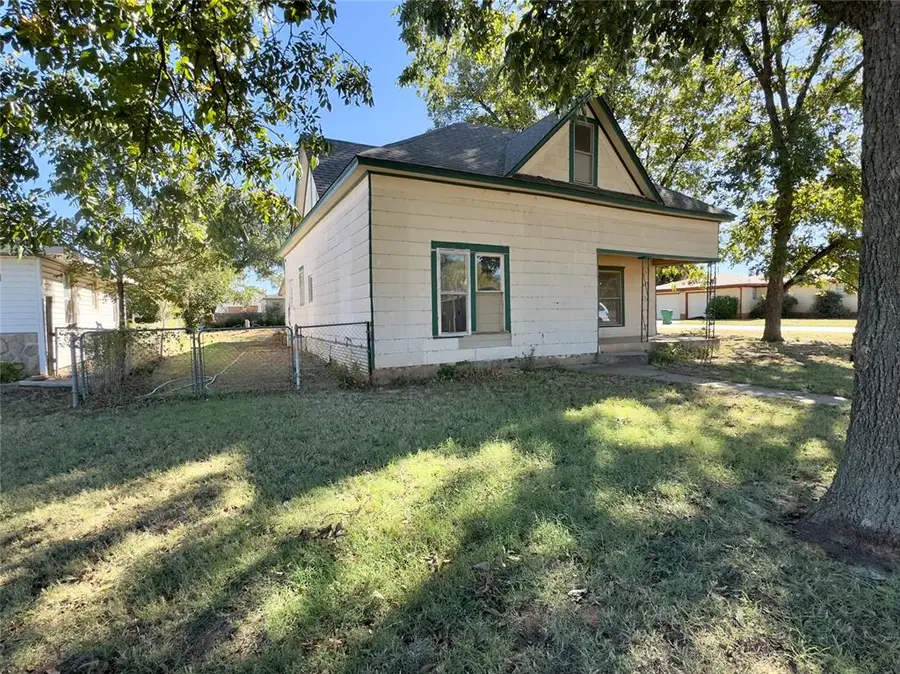 1002 N Pennsylvania Avenue, Mangum, OK 73554 - Image #2