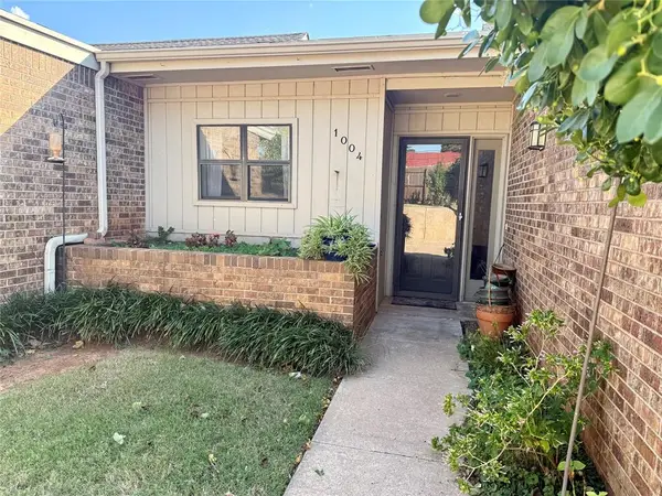 1004 Scissortail Drive, Clinton, OK 73601