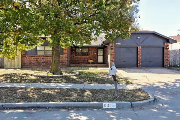 801 N Silver Leaf Drive, Moore, OK 73160