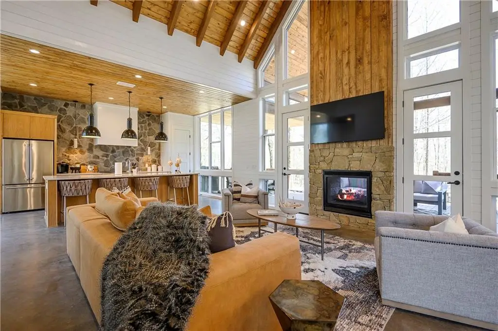 700 Woodland Bluff Trail, Broken Bow, OK 74728 - Image #1