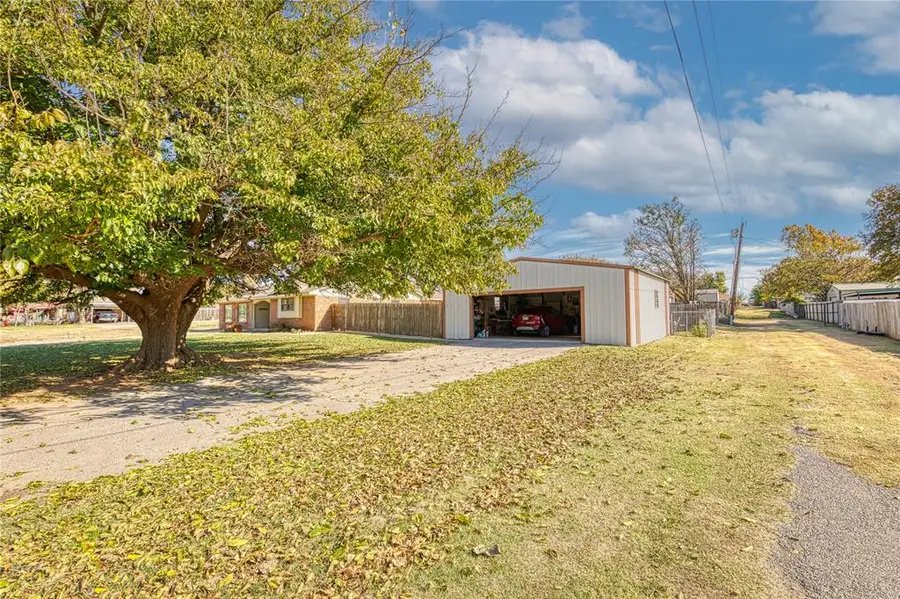 301 S 14th Street, Arapaho, OK 73620 - Image #2
