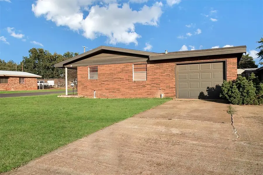 18 E Anchor Drive, Sayre, OK 73662 - Image #2