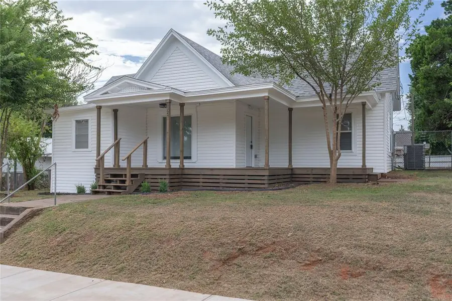 1027 W Idaho Avenue, Chickasha, OK 73018 - Image #2
