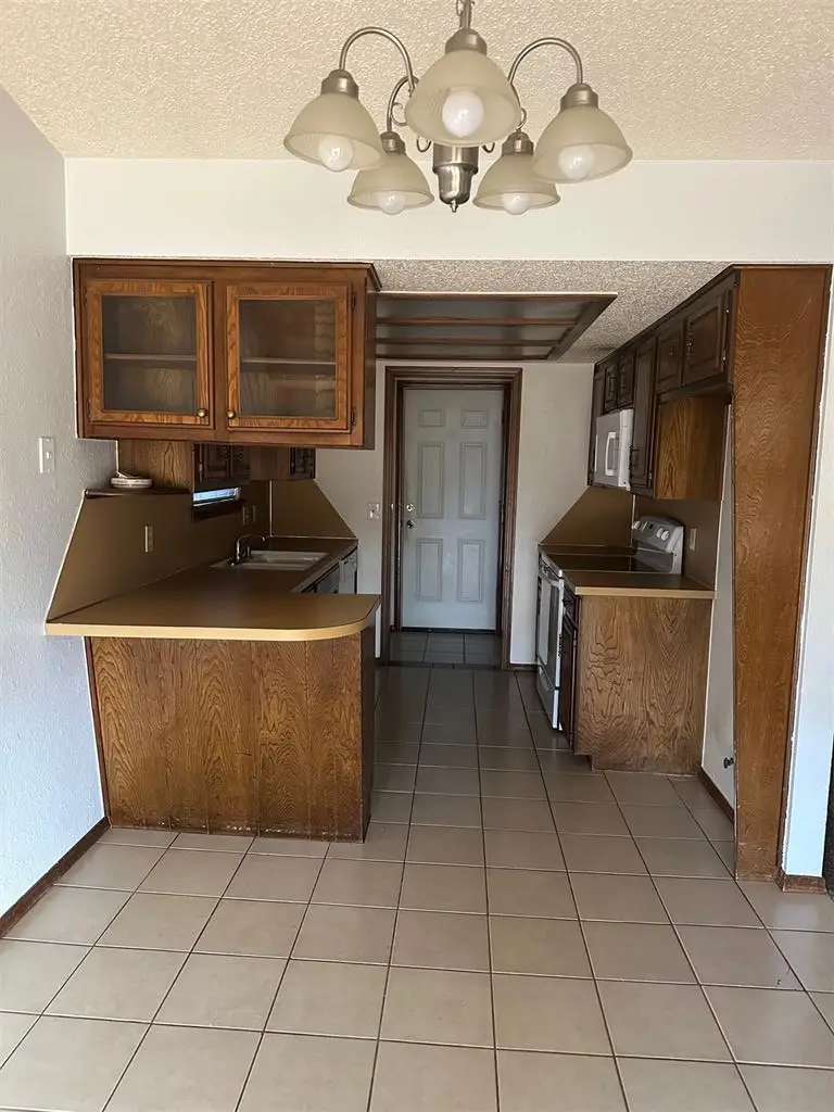 705 Cottonwood Drive, Moore, OK 73160 - Image #3