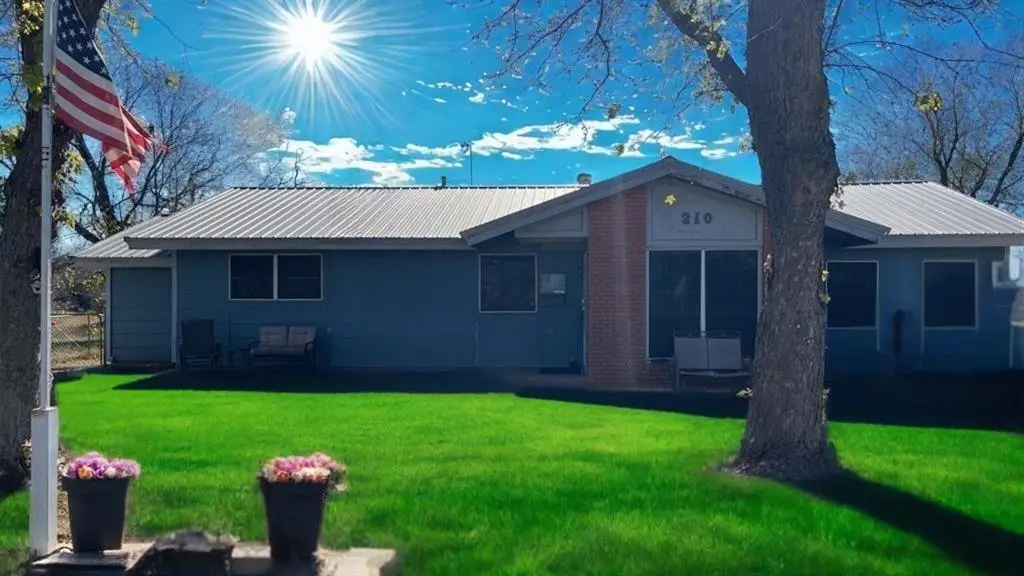 210 Hoover Circle, Elk City, OK 73644 - Image #1