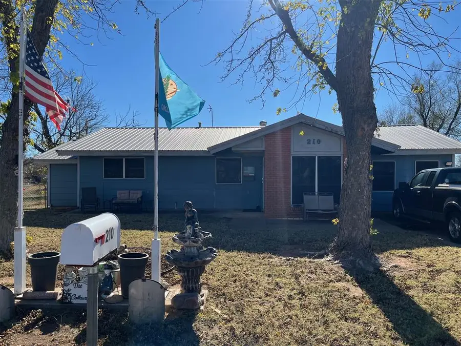 210 Hoover Circle, Elk City, OK 73644 - Image #2