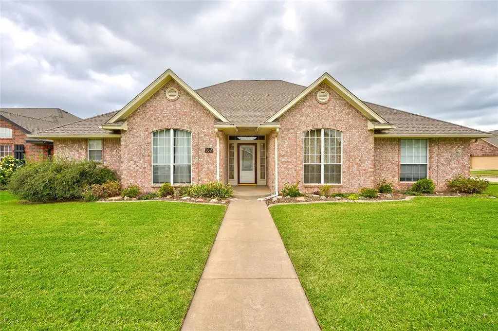 304 N Geronimo Way, Mustang, OK 73064 - Image #1