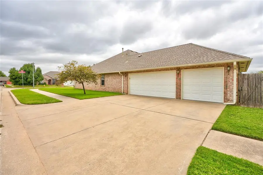 304 N Geronimo Way, Mustang, OK 73064 - Image #2