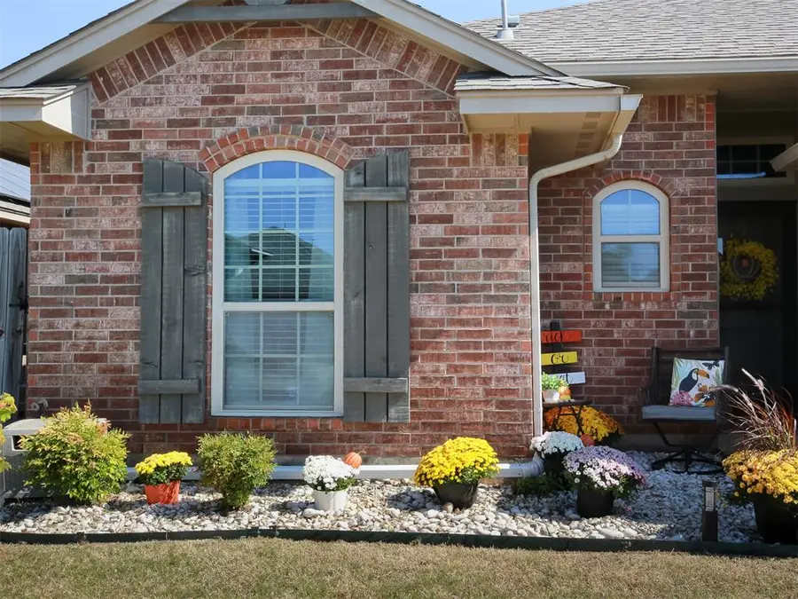 1016 Chestnut Creek Drive, Yukon, OK 73099 - Image #2