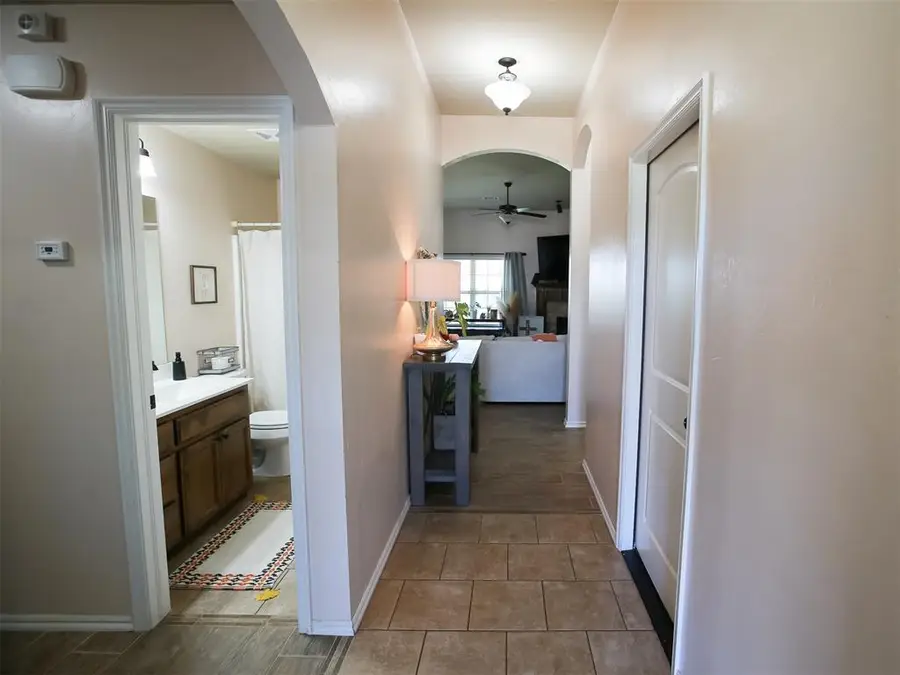 1016 Chestnut Creek Drive, Yukon, OK 73099 - Image #3