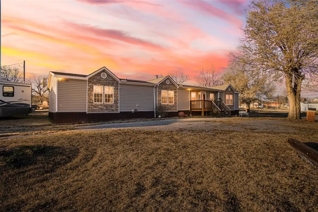 425 Caddo Place, Geary, OK 73040 - Image #1