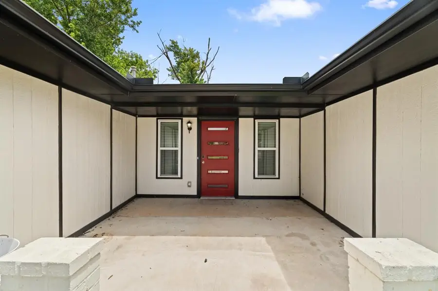 104 N Rambling Oaks Drive, Moore, OK 73160 - Image #2