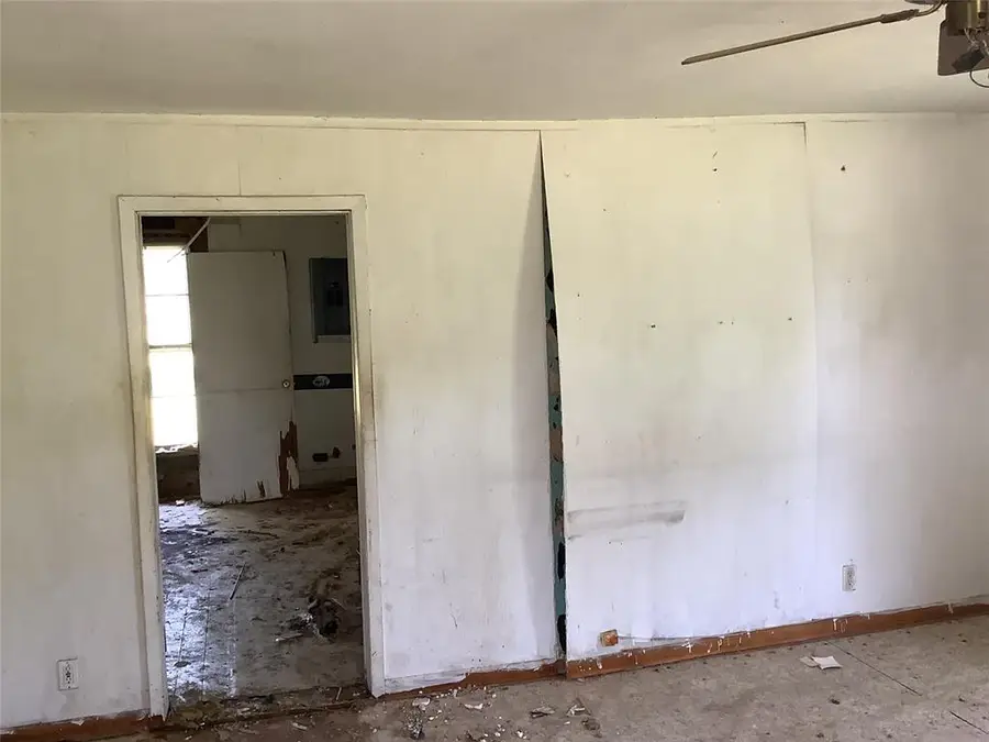 411 W Nebraska Avenue, Walters, OK 73572 - Image #2