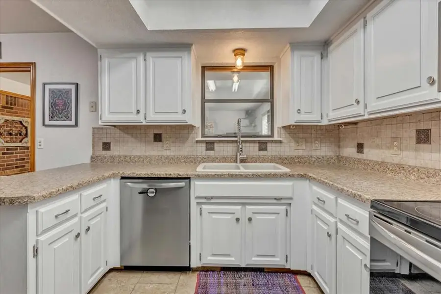 1923 E Lakeside Terrace, Mustang, OK 73064 - Image #2