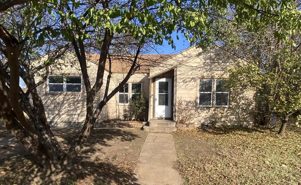 227 E California Street, Walters, OK 73572 - Image #1