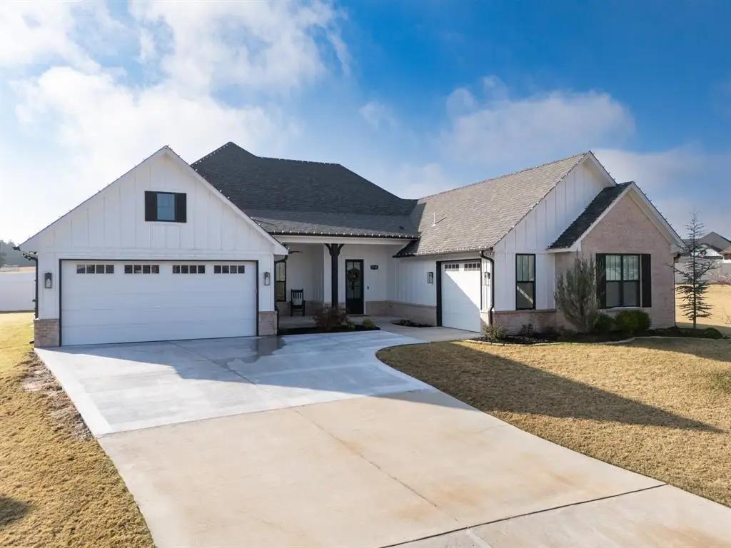 2700 Woodlawn Court, Shawnee, OK 74804 - Image #1