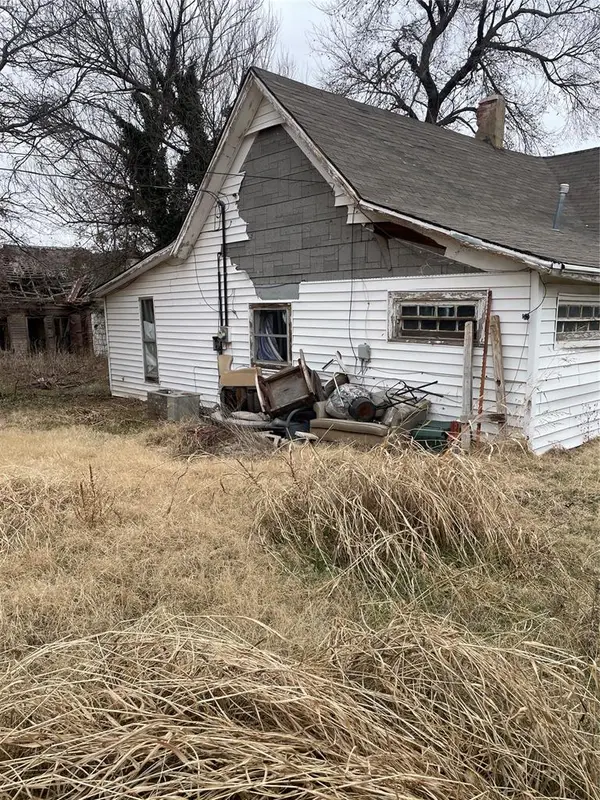 209 N Arapahoe Avenue, Geary, OK 73040