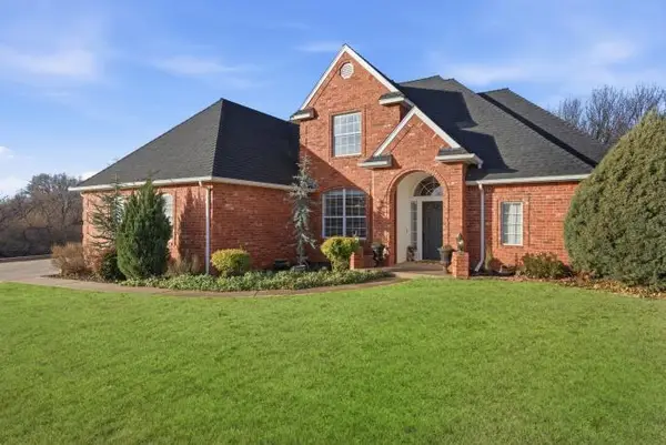 2432 Sunup Drive, Clinton, OK 73601