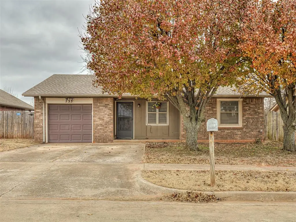 733 W Perry Drive, Mustang, OK 73064 - Image #1