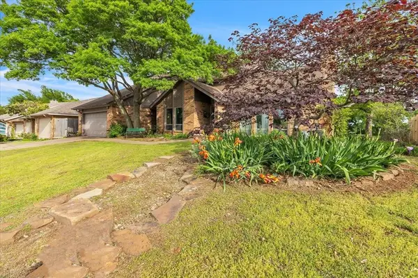 2122 Edinburg Drive, Yukon, OK 73099