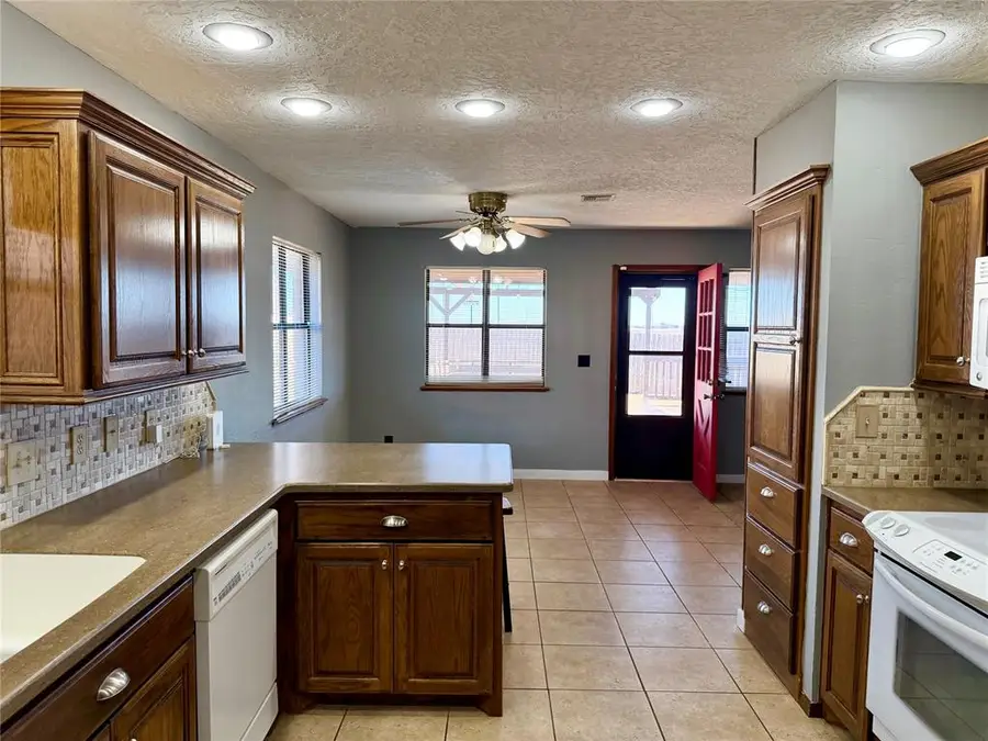 33 Peterson Drive, Clinton, OK 73601 - Image #3