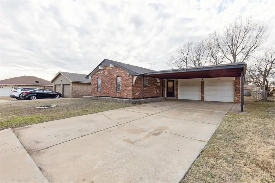 909 Highlander Drive, Moore, OK 73160 - Image #2
