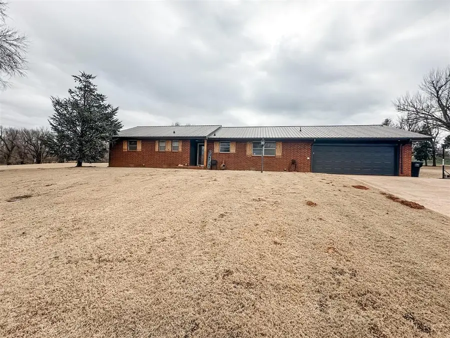 114 W Pine Street, Binger, OK 73009 - #3