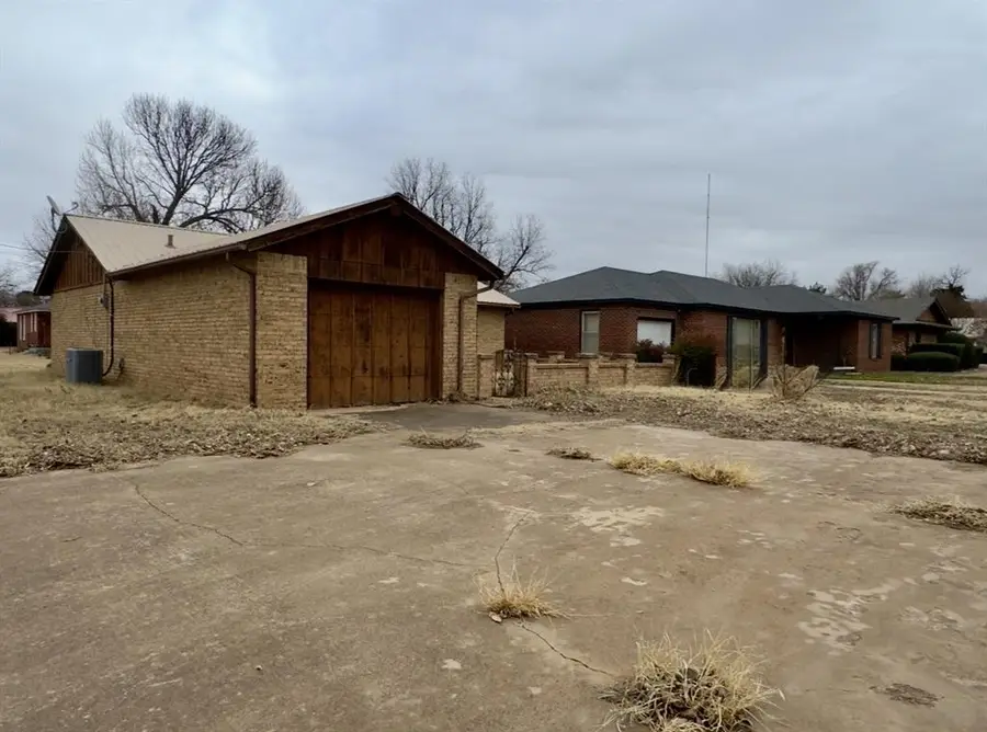 814 N Oklahoma Avenue, Mangum, OK 73554 - #2