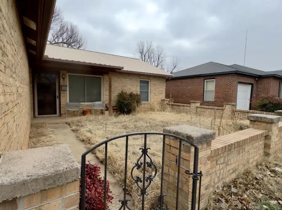 814 N Oklahoma Avenue, Mangum, OK 73554 - #3