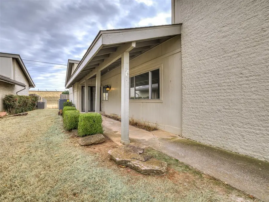 9822 Hefner Village Drive, Oklahoma City, OK 73162 - Image #2